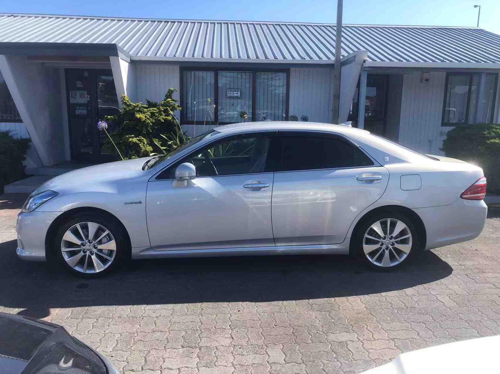 2011 Toyota Crown Hybrid, Anniversary Edition