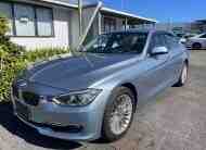 2013 BMW 320i Luxury Low kms!! LEATHER& HEATED SEATS, REV CAM, BLUETOOTH