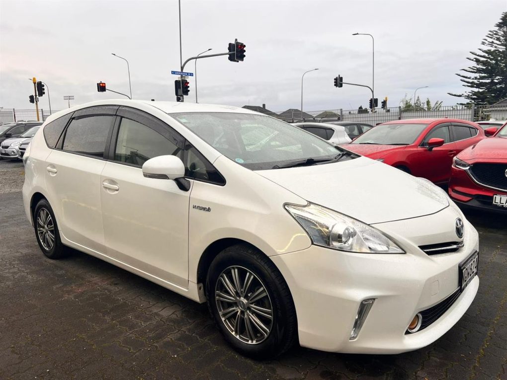 2014 Toyota Prius Alpha Station Wagon