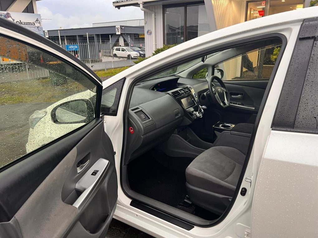 2014 Toyota Prius Alpha Station Wagon