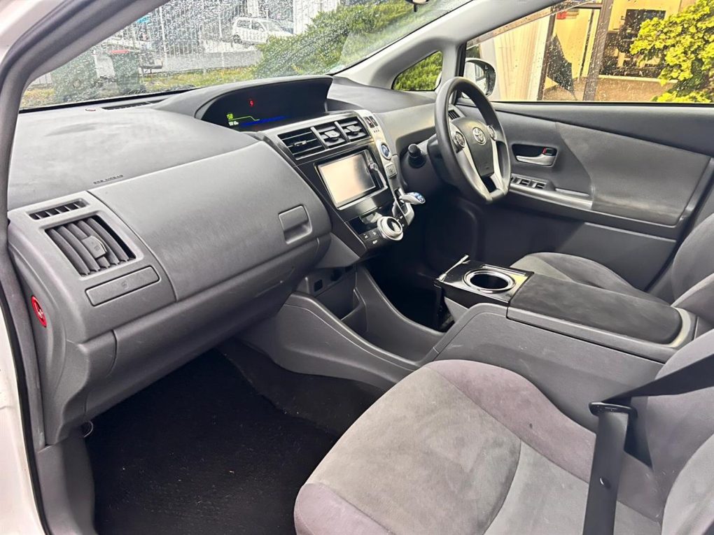2014 Toyota Prius Alpha Station Wagon
