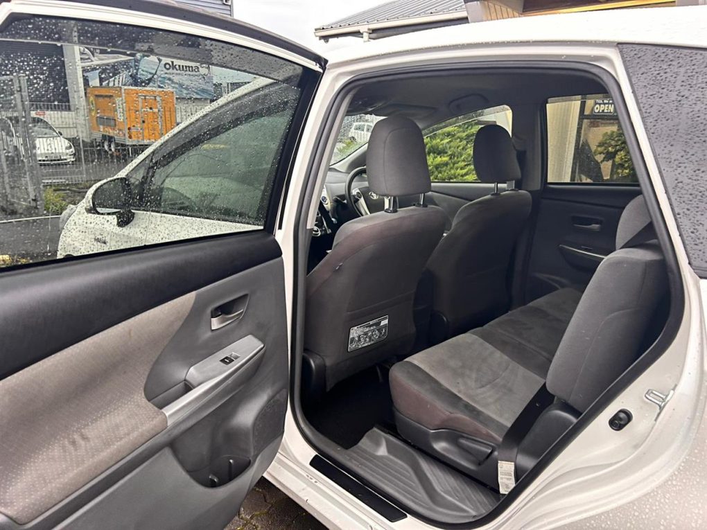 2014 Toyota Prius Alpha Station Wagon