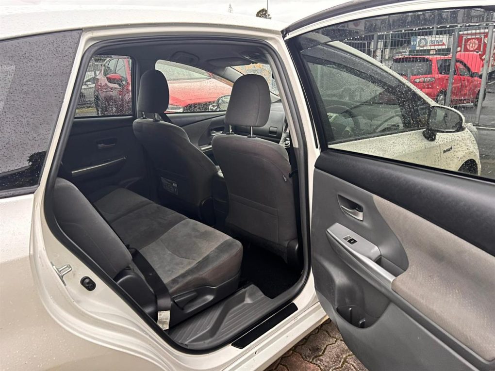 2014 Toyota Prius Alpha Station Wagon