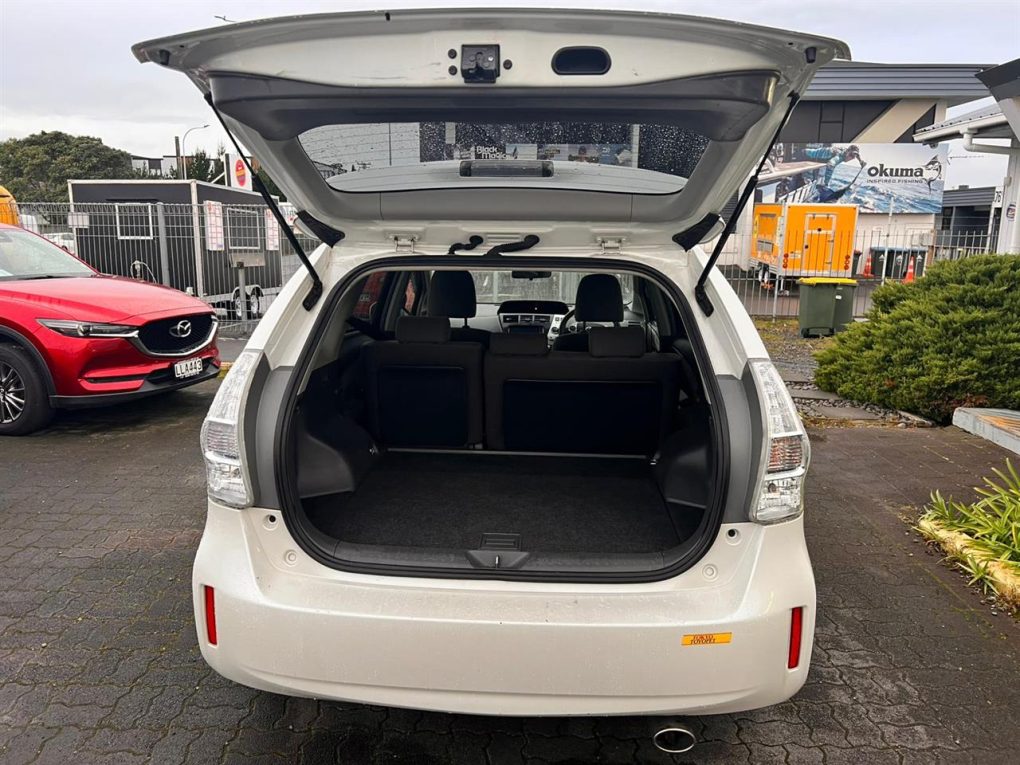 2014 Toyota Prius Alpha Station Wagon