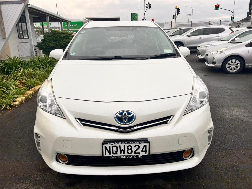 2014 Toyota Prius Alpha Station Wagon