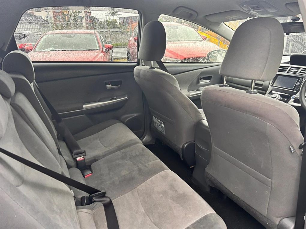 2014 Toyota Prius Alpha Station Wagon