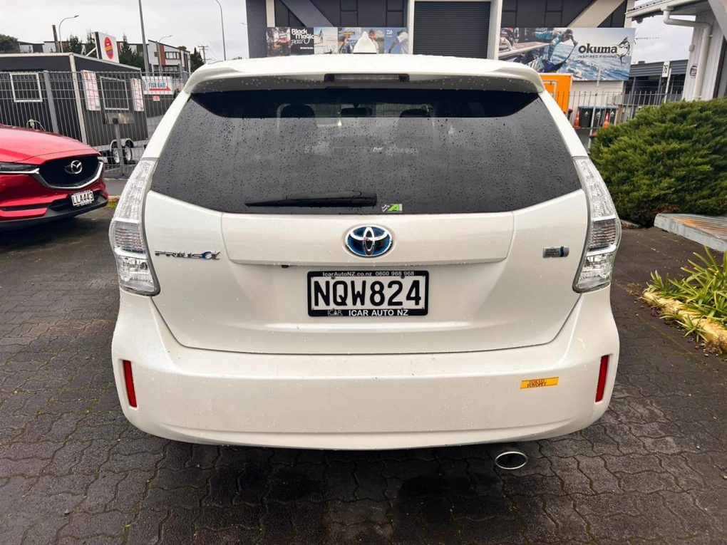2014 Toyota Prius Alpha Station Wagon