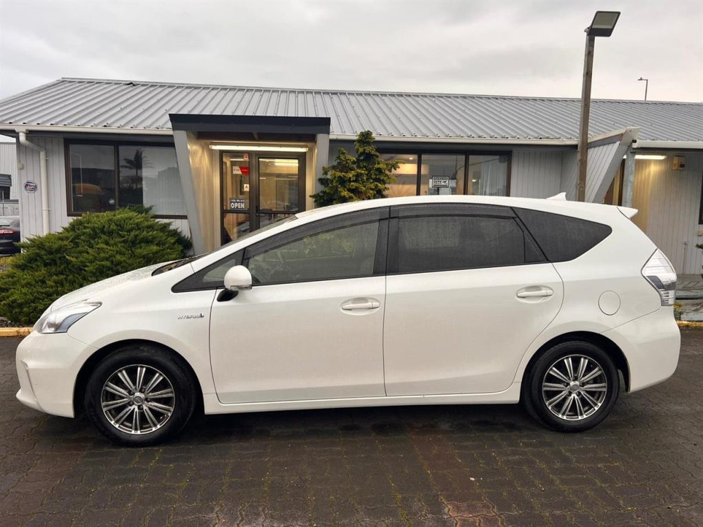 2014 Toyota Prius Alpha Station Wagon