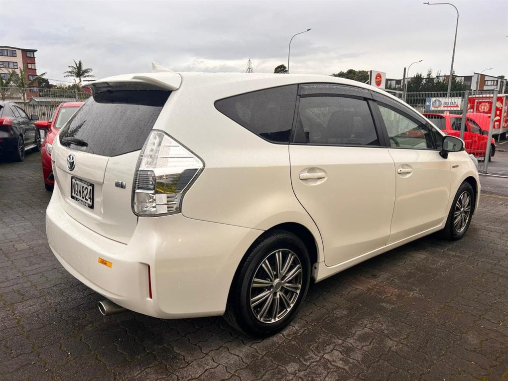 2014 Toyota Prius Alpha Station Wagon