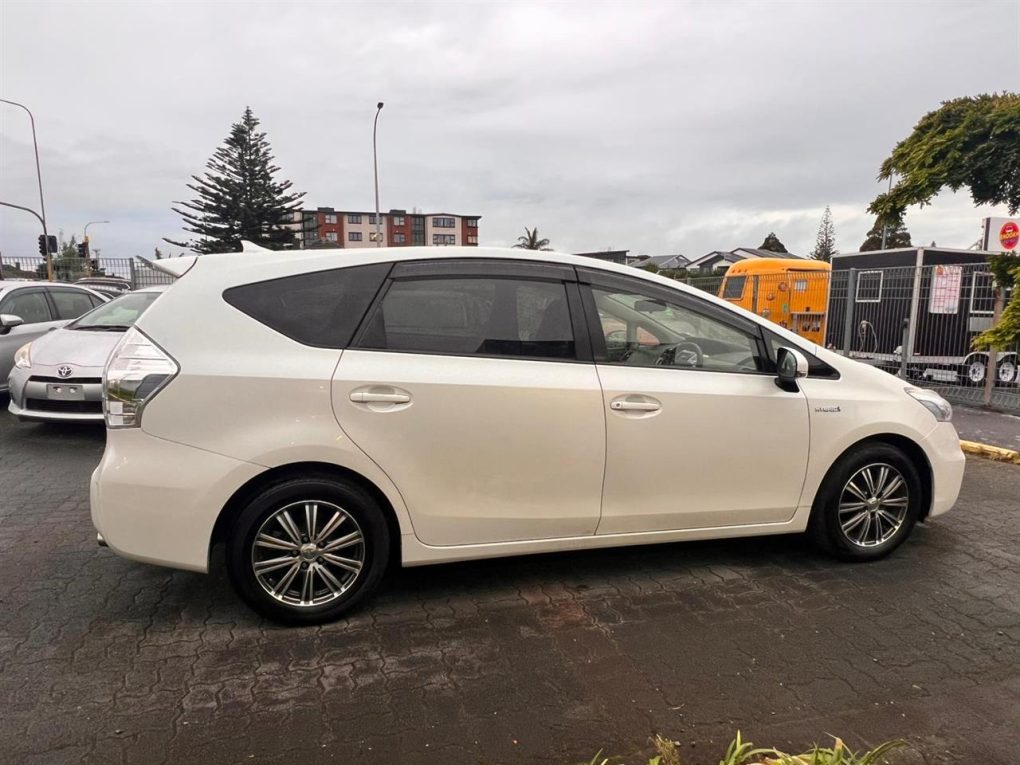 2014 Toyota Prius Alpha Station Wagon