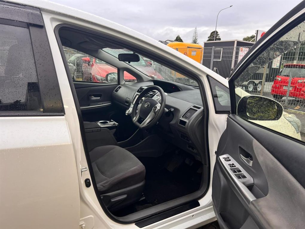 2014 Toyota Prius Alpha Station Wagon