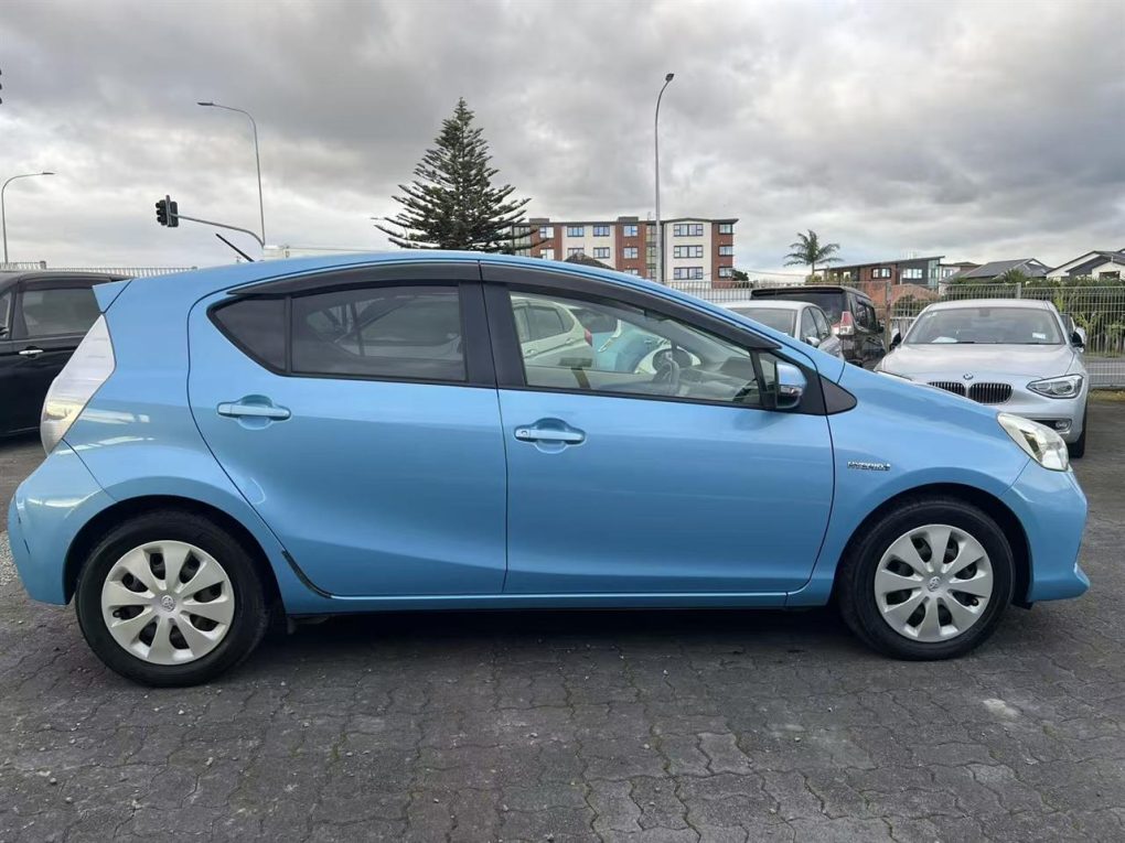 2013 Toyota Aqua G