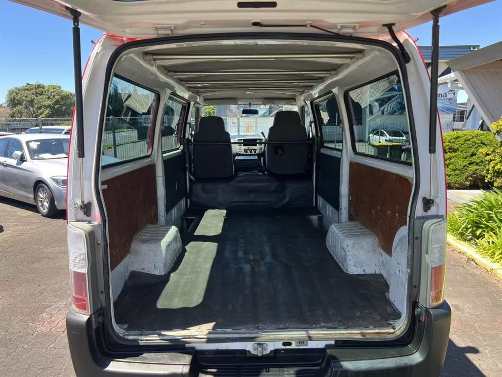 2005 Nissan caravan
