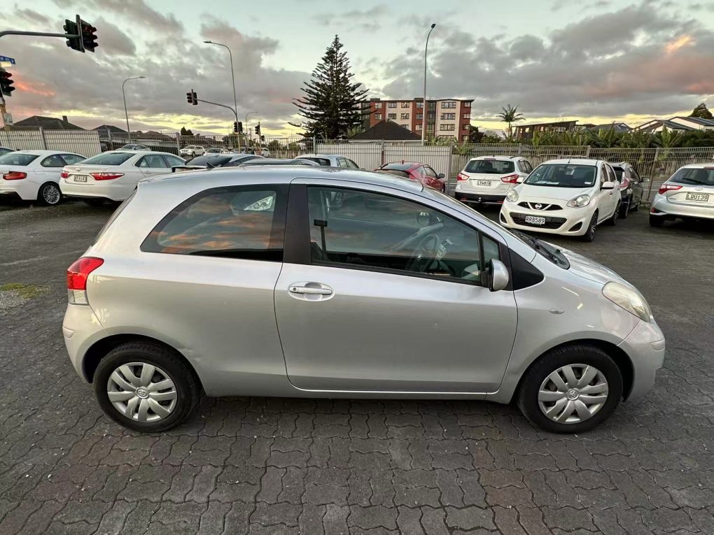 2010 TOYOTA YARIS
