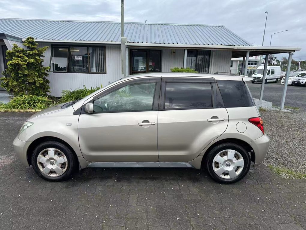 2003 TOYOTA IST