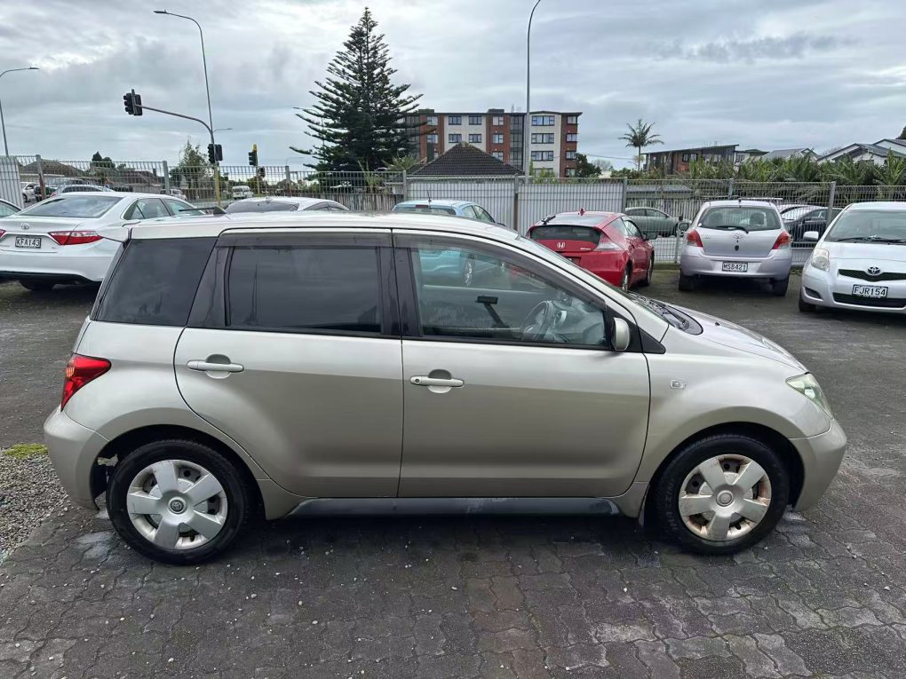 2003 TOYOTA IST