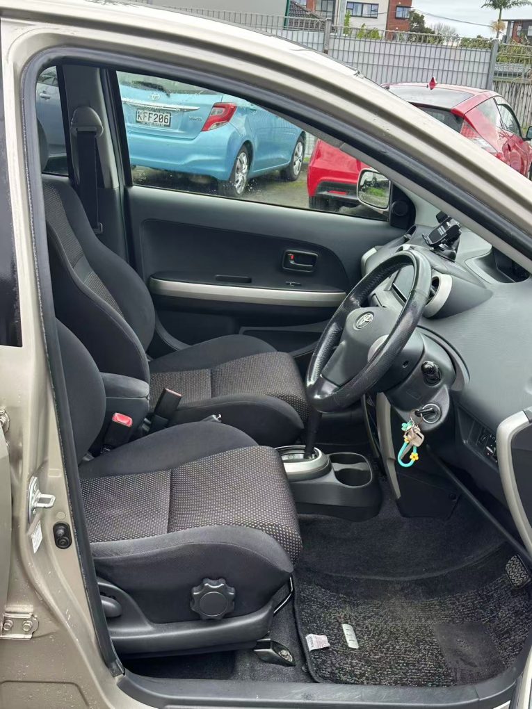 2003 TOYOTA IST